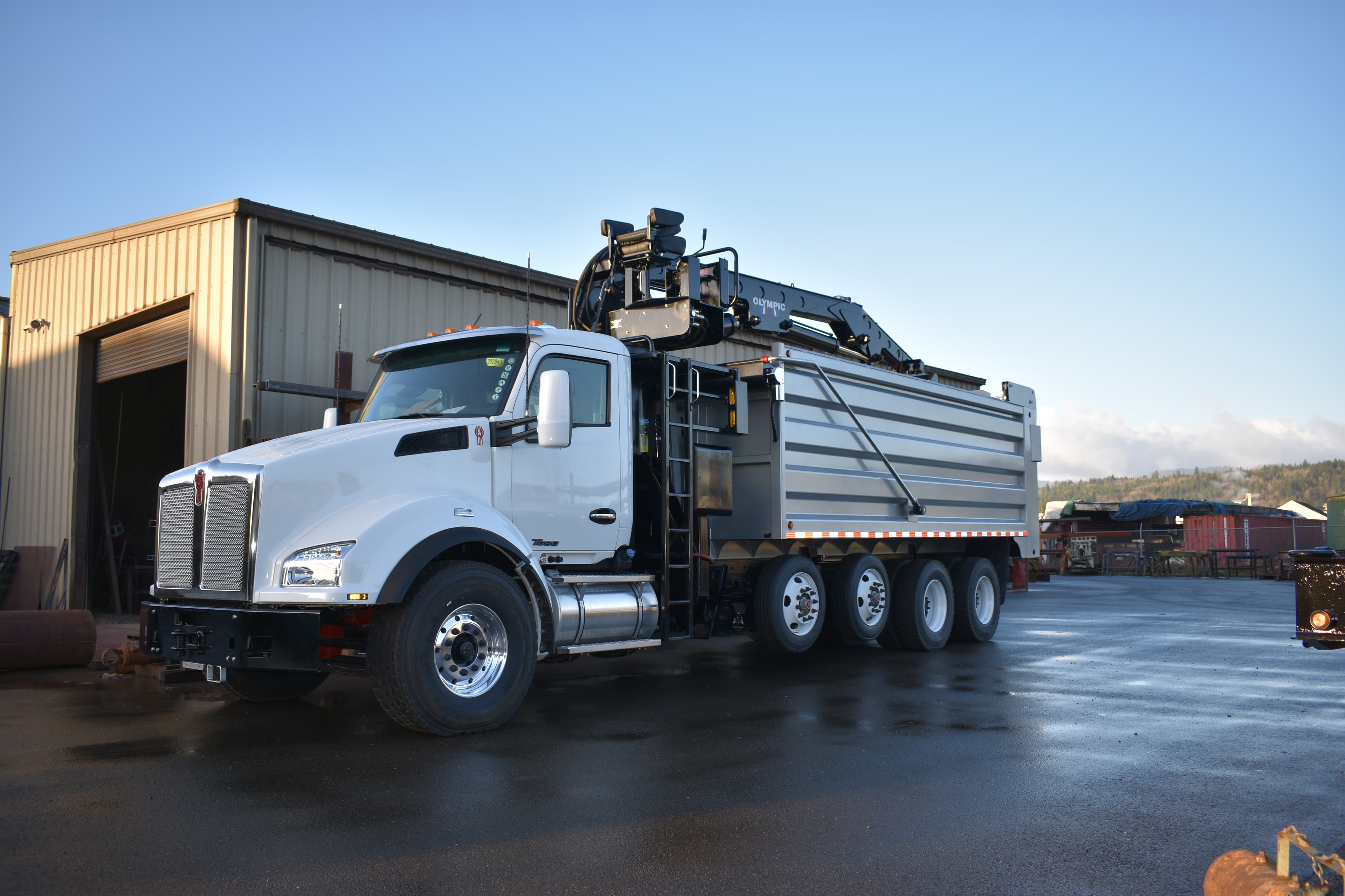 14 Ton loader on dump truck