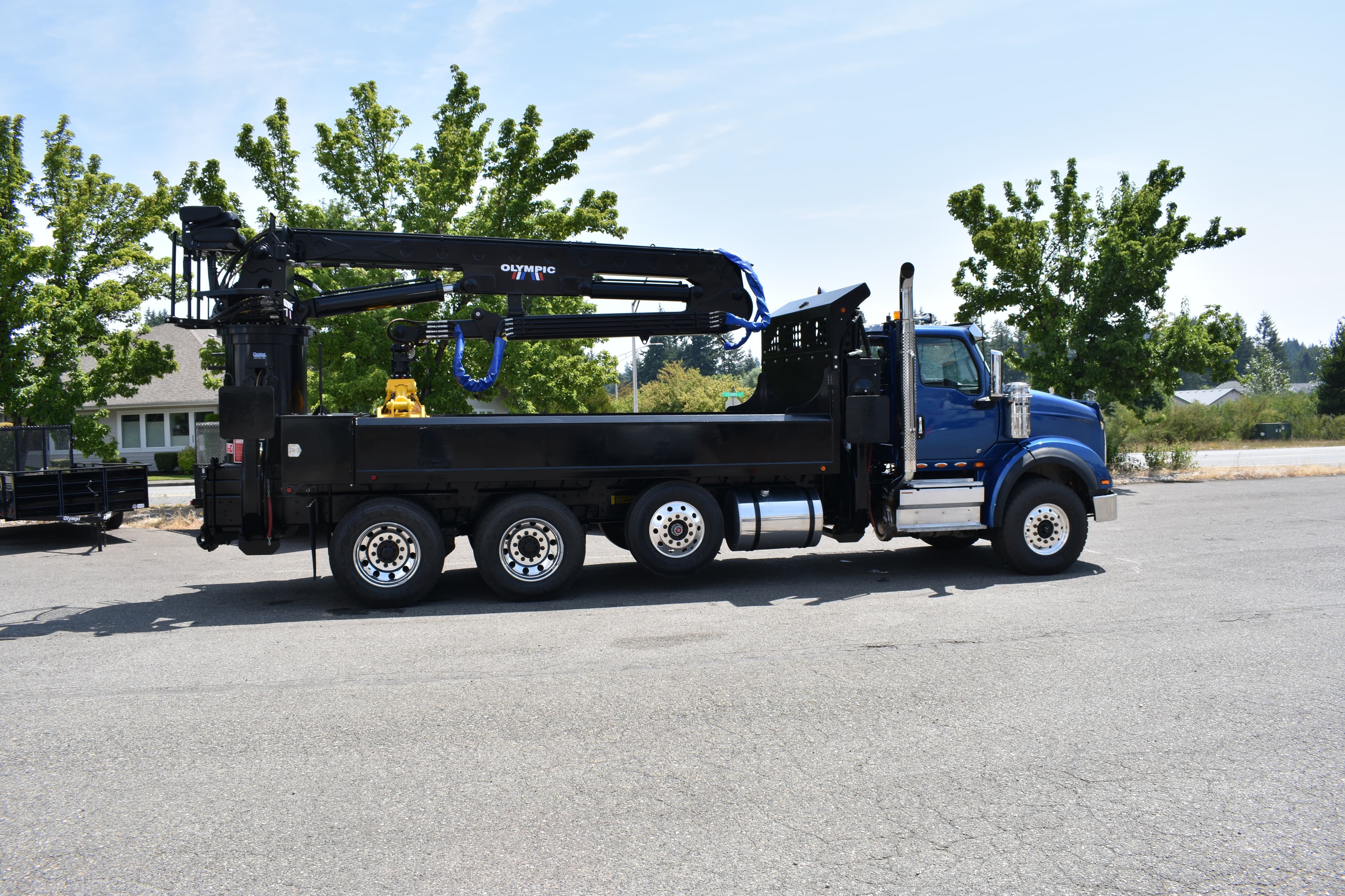 14 Ton loader on rock truck